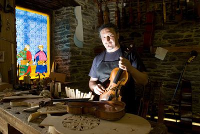 Un luthier en Sarria